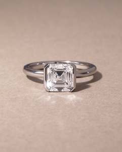 แหวนหมั้นและแหวนครบรอบเพชรเพาะเลี้ยง Platinum 950 ระดับไฮเอนด์สุดหรู รับรองโดย IGI ทรงสี่เหลี่ยม Asscher Bezel จากผู้ผลิต - Product Image 1