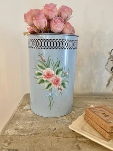 Contenedor de basura artístico azul con estampado de flores rosas y borde decorativo, ideal para el hogar, la oficina y tiendas de boutique, procedente de la India. - Product Image 5