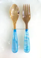 Ensemble de 2 cuillères à salade en corne de buffle naturelle et résine Kiswah Craft KC-RS1109, motif marbré multicolore