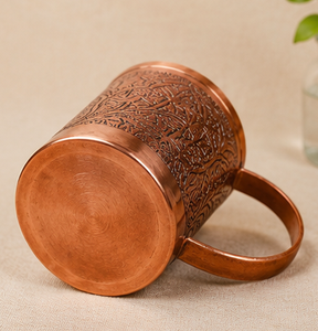 Mug en cuivre de luxe gravé à la main avec un motif floral texturé. L'intérieur et le rebord en cuivre poli brillant contrastent magnifiquement avec le riche motif floral. - Product Image 4