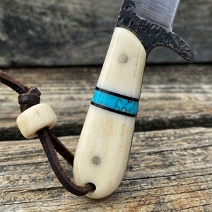 Couteau Bull Cutter en acier 1095 fait main sur mesure, manche en os blanc, intercalaire turquoise, lame fixe avec étui en cuir - Product Image 4