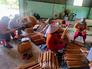 Postes de fibra de coco natural diseñados para soportar plantas trepadoras, mejorar el crecimiento y enriquecer los espacios de jardín interiores y exteriores. - Product Image 6