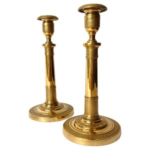Porte-bougie élégant en aluminium pour des dîners romantiques, des occasions festives et de magnifiques intérieurs. - Product Image 1