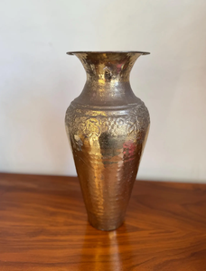 Vase à fleurs marocain en laiton, entièrement sculpté à la main, style floral étonnant ou design floral luxueux. - Product Image 1