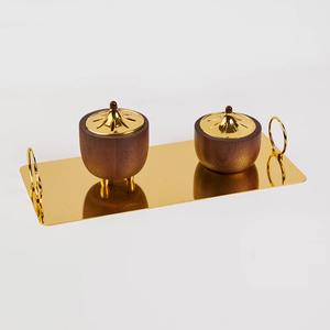 Ensemble d'encensoirs en bois faits à la main avec deux bols dorés à couvercles sur un plateau brillant, créant une pièce décorative élégante pour la maison. - Product Image 3