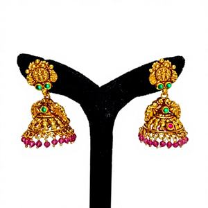 Boucles d'oreilles Jhumka en or massif 22 carats, style antique, motif Lakshmi, faites à la main, avec émeraudes vertes et perles naturelles - Product Image 1