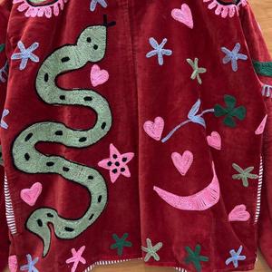 Chaqueta de terciopelo rojo para mujer, bordada a mano, estilo bohemio, con gráficos étnicos, para invierno. - Product Image 3