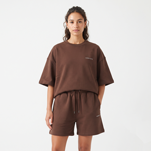 Ensemble deux pièces personnalisé avec logo pour femme – Tenue d'été 2026 – T-shirt court à manches courtes et short de sport pour femme - Product Image 1