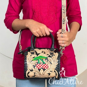 Sac de voyage de luxe personnalisé en cuir de vachette ciselé à la main style carreaux, motif tournesol, pour femme, sac à bandoulière de créateur - Product Image 1