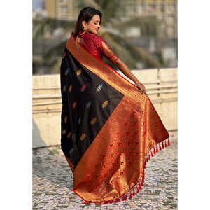 Sari en soie noire douce Elite Weaves avec un élégant motif floral Butta Meenakari Zari tissé pour robes de soirée - Product Image 4