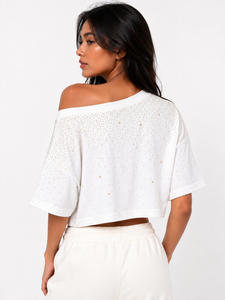 Blusa asimétrica blanca de un solo hombro con pedrería dorada, camisa personalizada para mujer, top informal de corte holgado con adornos dispersos, camiseta DTG - Product Image 2