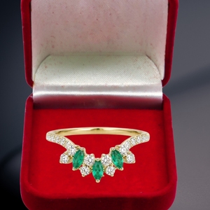 Bague solitaire en or jaune 14 carats avec diamant brillant de 0,9 carat certifié IGI, cultivé en laboratoire, pierres latérales vertes, couleur F, pureté VS1, bijoux de mariée - Product Image 1
