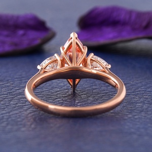 แหวนหมั้นผู้หญิงทองคำโรสโกลด์ 14K ประดับเพชรทรงลูกแพร์และเพชรข้าง ได้รับการรับรองจาก IGI สไตล์หรูหราสำหรับงานแต่งงาน - Product Image 2