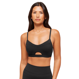 Sujetador deportivo Peekaboo negro para mujer con logo personalizado, de nailon y elastano, con aberturas tipo balconette, top de yoga de soporte ligero para gimnasio y fitness. - Product Image 1