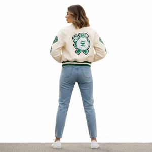 Blouson universitaire homme personnalisé avec logo, style streetwear Y2K vintage, crème, avec broderie de patchs en chenille verte, coupe bomber épaisse - Product Image 3