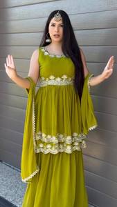 Ensemble de costume Palazzo vert Parrot Designer en Faux Georgette avec broderie de fils et de sequins, comprenant un haut et un pantalon Palazzo avec dupatta - Product Image 3