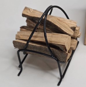 Support à bois de chauffage miniature en métal noir avec bûches, porte-bûches pour foyer de maison de poupée, accent décoratif, mini porte-bûches en fer forgé - Product Image 1
