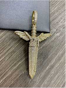 Colgante de Lujo para Hombre, Chapado en Oro de 18k sobre Plata de Ley, con Micro Pavé de Moissanita, Diseño de Alas de Espada, Estilo Hip Hop Rapper Bling - Product Image 4