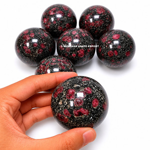Esfera de Cristal de Alta Calidad de Ágata Muntaha Hecha a Mano con Granate de Feng Shui en Astrophyllite, Coleccionable Artístico para el Hogar - Product Image 6