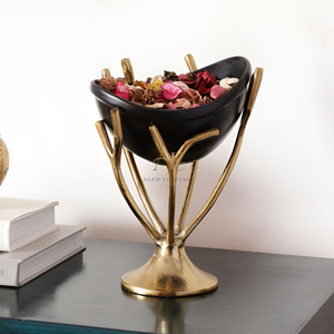 Cuenco metálico negro mate con base de pedestal dorada estilo rama orgánica, un sofisticado elemento decorativo de lujo para cualquier hogar. - Product Image 1