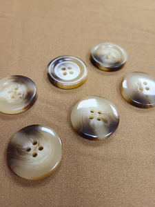 Vente en gros directe d'usine, boutons imitation antique faits à la main, durables, en corne de buffle de haute qualité, 18 mm, 4 trous, pour manteaux pour femmes et hommes - Product Image 2