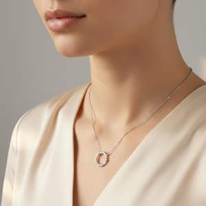 Collar con Colgante Circular de Diamantes Redondos de 1.80CTW con Engaste de Garras - Product Image 6