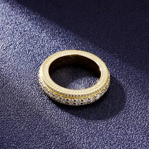 Une bague unisexe élégante plaquée or en argent sterling 925, testée au diamant testeur, avec diamants moissanite D VVS. - Product Image 2