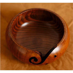 Bol à fil en bois artisanal avec trous sculptés - Grand support en bois pour le rangement du fil à tricoter et du crochet - Product Image 4