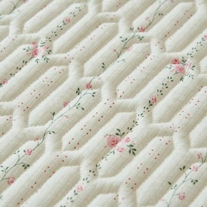 Parure de lit de luxe en velours ultra-doux, style moderne, couette matelassée légère, couvre-lit, 300 fils/cm² - Product Image 4