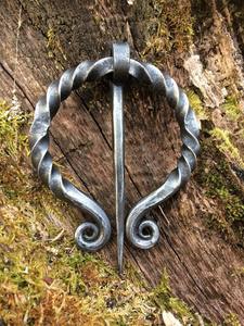 Broche de tela/almohadilla personalizado hecho a mano de hierro forjado retorcido, estilo penannular medieval vikingo antiguo - Product Image 2