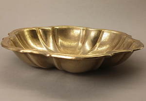 Grand saladier en aluminium doré ondulé, bol décoratif moderne en métal pour la maison, la cuisine, les dîners, les événements - Product Image 4