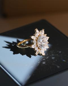 แหวนเงินแท้ 925 ประดับมอสซาไนต์ ชุบทอง 18K ดีไซน์ลายดอกไม้แบบกลุ่ม ประดับเพชรรอบวง  ปลอดภัยต่อผิวแพ้ง่าย เครื่องประดับโดดเด่น - Product Image 3