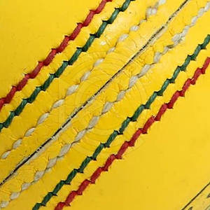 Pelota de críquet de entrenamiento avanzado con peso equilibrado, costuras resistentes y rebote fiable para redes interiores y práctica en terrenos exteriores. - Product Image 6