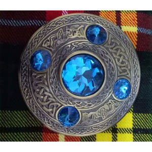 Broche celta antiguo de 4 pulgadas con diseño de kilt escocés y piedra azul cielo, el más vendido para vestidos de las Tierras Altas - Product Image 1