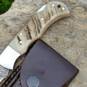 Cuchillos de Caza Plegables de Alta Calidad con Patrón Damasco, Mango Curvo Artístico, Decoración de Latón y Funda de Cuero Marrón - Product Image 2