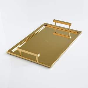 Plateau de service élégant en laiton finition antique pour une mise en scène de table de luxe et le service des invités, avec un motif en relief magnifique - Product Image 4