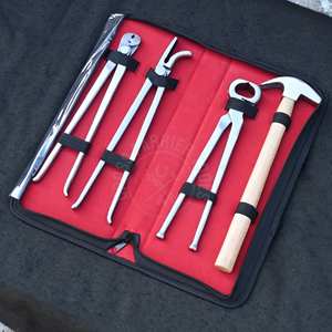 Kit complet d'outils de soin des sabots de cheval avec étui, tire-crochetons, crocheton pour sabots, marteau à manche en bois, tire-crochetons - Product Image 1