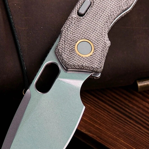 Navajas Plegables con Hoja de Acero Stonewashed Tipo Drop Point, Empuñadura Texturizada Marrón, Orificio para el Pulgar, Cierre de Botón para Uso en Exteriores - Product Image 5