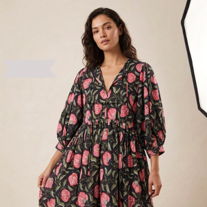 Belle robe en coton à motifs floraux, imprimée à la main, pour un usage décontracté. - Product Image 1