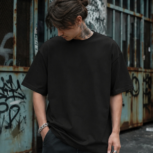 Camiseta Negra Personalizada de Algodón 100% de 230g, Cuello Redondo, Manga Corta, Estilo Urbano, Hombros Caídos, Hecha en Pakistán - Product Image 3