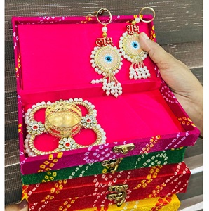 Coffret cadeau Jaipurios Rajasthani Bandhni avec pendentif œil porte-bonheur Shubh Labh et porte-bougie, idéal pour offrir lors de Bhajan Sandhya - Product Image 1
