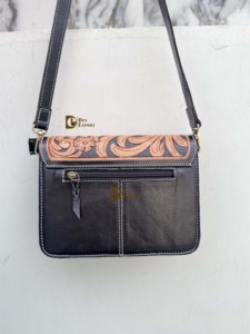 Bolso Bandolera de Piel Genuina DEV EXPORT con Solapa, Diseño Floral y Patrón a Cuadros para Mujer - Product Image 3