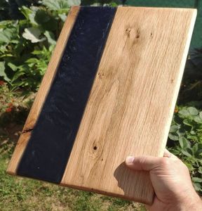Tabla de cortar rectangular de resina y madera con borde natural y asa para uso en la cocina - Product Image 2