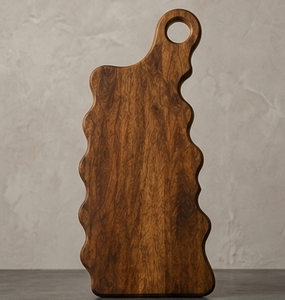 Tabla de cortar de madera de mango ondulada al por mayor, tabla de queso rústica de madera, paleta para servir alimentos y embutidos con orificio para colgar - Product Image 5