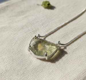 Collier géométrique en cristal vert menthe avec chaîne serpent élégante, style quartz citron naturel et prehnite organique, en argent allemand - Product Image 1