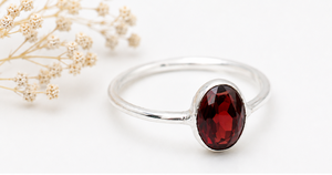Bague en argent avec grenat rouge, bague en grenat ovale facetté, bague en argent sterling avec pierre précieuse, bague pierre de naissance de janvier, cadeau de bijoux fait main - Product Image 2