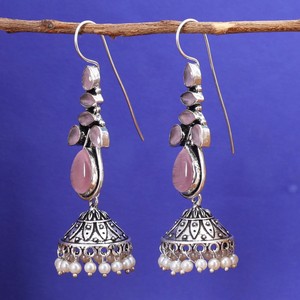 Pendientes Jhumka Étnicos Bohemios Indios de Latón Plateado Antiguo con Piedra Monalisa e Imitación de Perla para Mujer, MOQ Disponible - Product Image 2