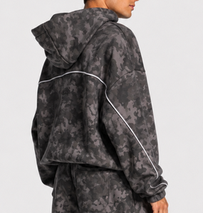 Sudadera con Capucha Oversize para Hombre, Estampado Camuflaje con Líneas en Contraste, Estilo Urbano, Ajuste Holgado, Felpa de Algodón Premium, Casual, OEM - Product Image 2