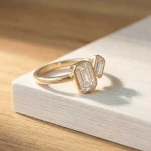 Bague en or massif 10K 4K 18K avec diamant de laboratoire Toi et Moi taille émeraude, sertie clos, minimaliste, deux pierres, bijoux de mariage - Product Image 4
