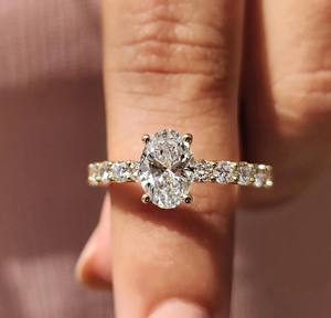 Bague de fiançailles ovale pavée de diamants de laboratoire de 1,50 à 5,00 carats, avec bande pavée ronde, en or 14K/18K, argent PT950/S925, certifiée IGI - Product Image 3